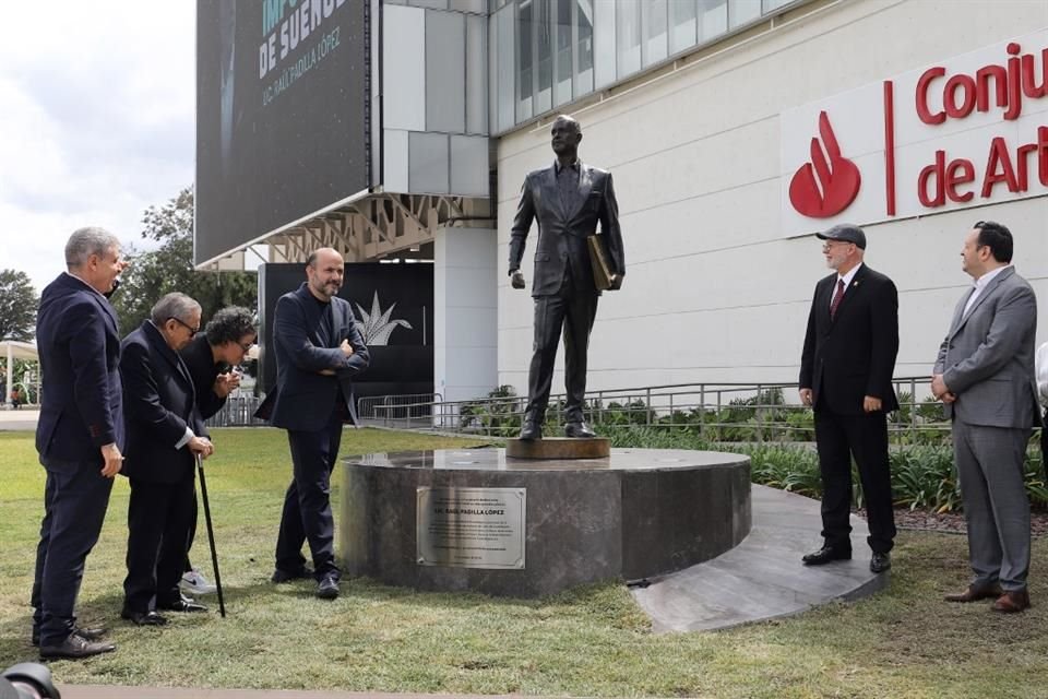 Homenaje y develación de la estatua de Raúl Padilla en el Conjunto de Artes Escénicas.