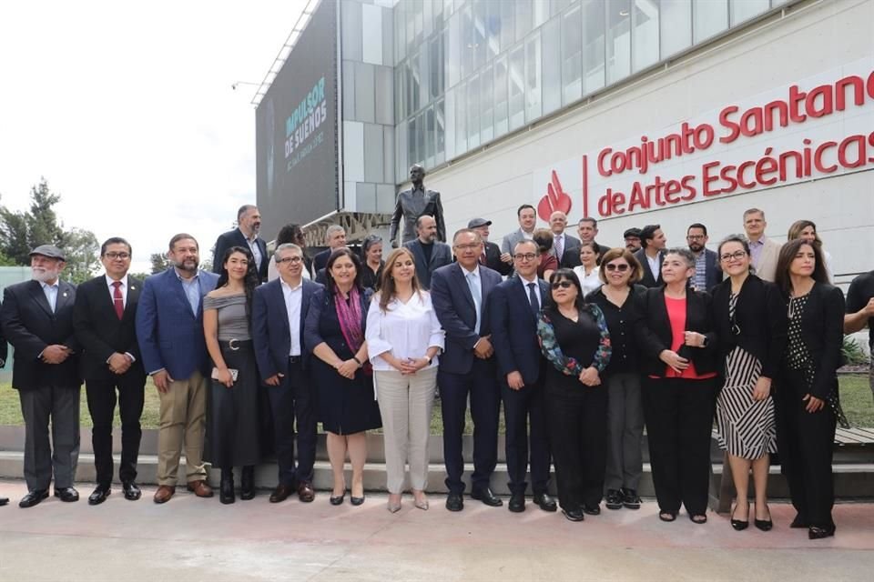 Homenaje y develación de la estatua de Raúl Padilla en el Conjunto de Artes Escénicas.