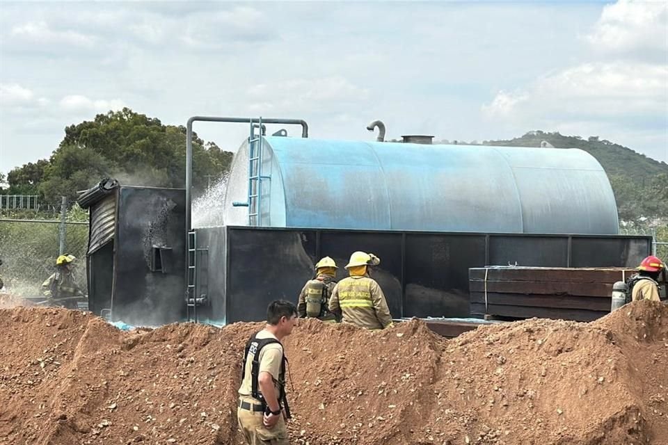 Un contenedor de diésel se incendió en la Colonia Cima del Sol, en Tlajomulco; no se registraron lesionados.