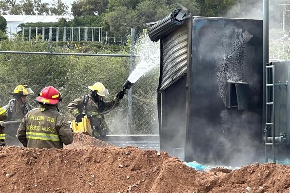 Un contenedor de diésel se incendió en la Colonia Cima del Sol, en Tlajomulco; no se registraron lesionados.