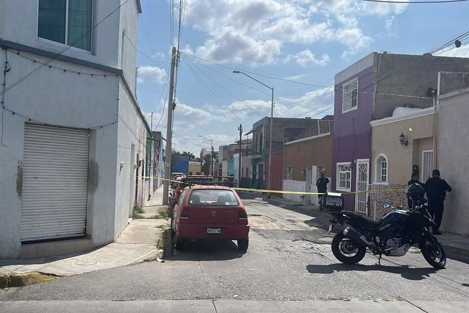 Dos sujetos que ingresaron a una finca a robar, fueron sorprendidos por policías y en su escape dispararon e hirieron a un ciudadano.