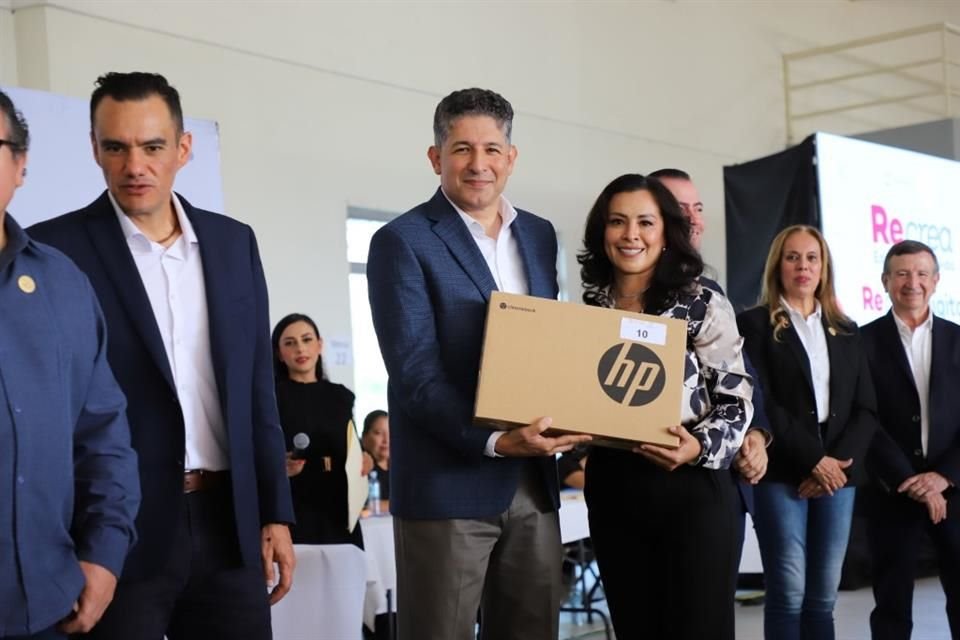 El titular de la SEJ, Juan Carlos Flores Miramontes, recordó que la entrega de computadoras forma parte del proyecto Recrea.