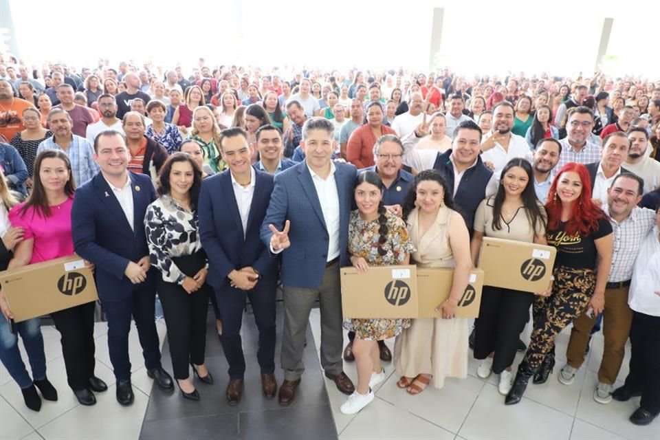 En total, se entregaron 35,187 computadoras; la meta es otorgar 46,653.