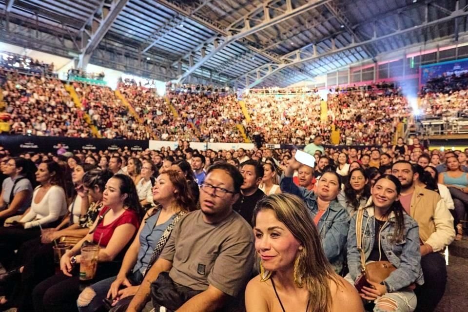 Alrededor de 15 mil personas apapacharon a Kany García.