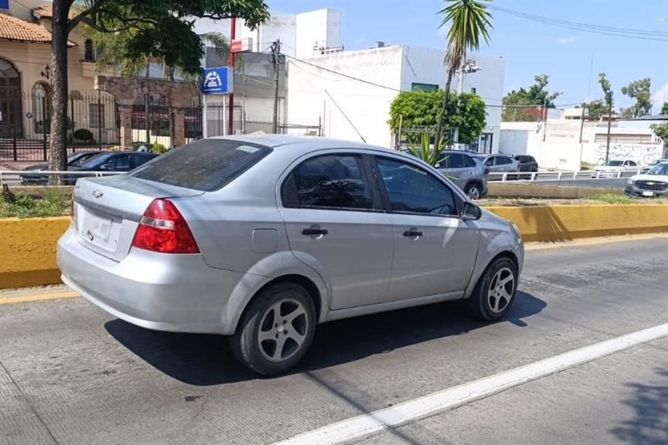 Originalmente, los policías detuvieron a los sospechosos porque vieron un arma de fuego al interior del vehículo en el que iban.