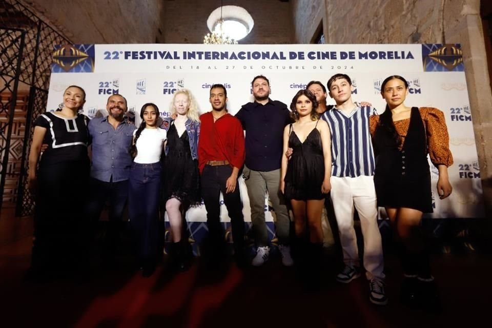 En el largometraje, en competencia oficial del Festival Internacional de Cine de Morelia (FICM), la leyenda que habita el lago de Pátzcuaro se hace presente ante los habitantes de una comunidad.