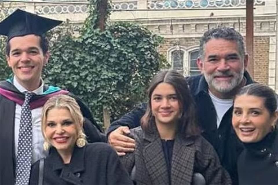 Itatí Cantoral, Eduardo Santamarina, Maiyrín Villanueva y sus hijos.