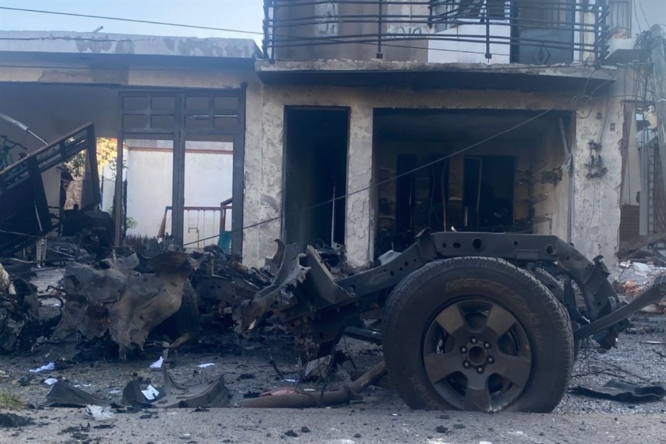 Un coche-bomba estalló afuera de la sede de la Secretaría de Seguridad Pública de Acámbaro, Guanajuato; reportan 3 policías heridos.