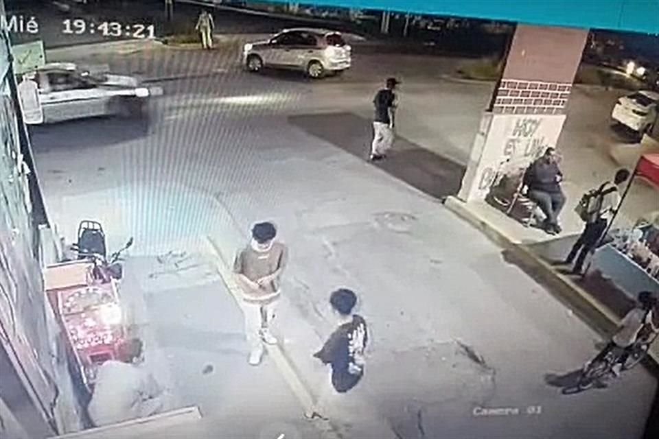 Una cámara captó cómo ocurrió un accidente en Hacienda Santa Fe, Tlajomulco, donde murió una alumna del CECyTEJ que iba de regreso a casa.