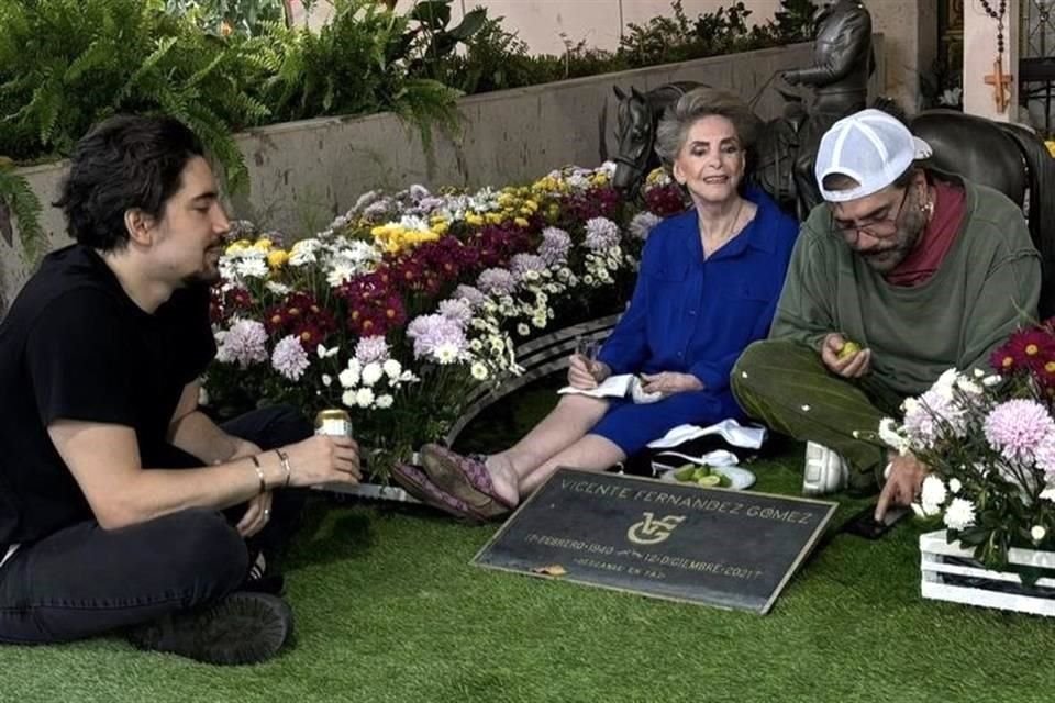 Alejandro Fernández, Cuquita Abarca y Alex Jr., en la tumba de Chente.