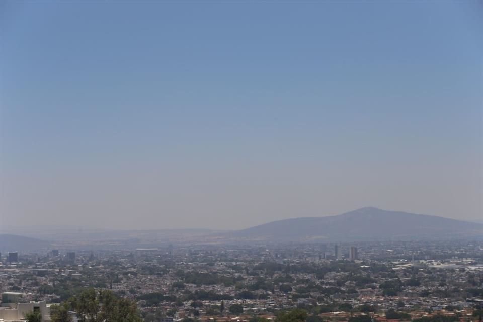 Los principales contaminantes que se registran son el monóxido de carbono, óxido de nitrógeno, dióxido de azufre, ozono y partículas menores a 10 micras.