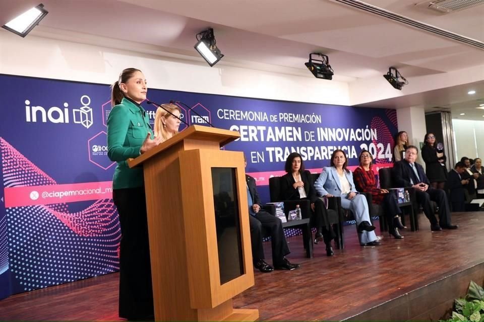 Cynthia Cantero Pacheco recibió el galardón del Certamen de Innovación Transparencia 2024, otorgado por el INAI.