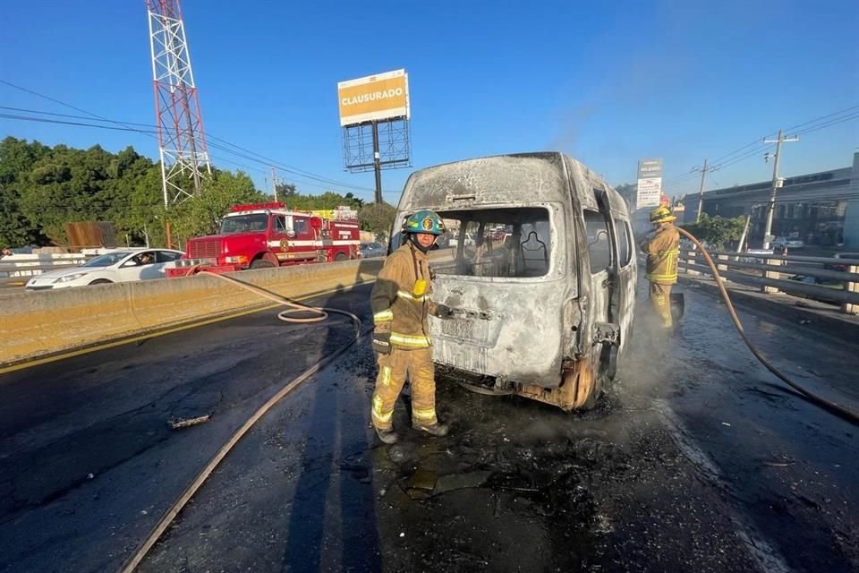 Policías viales llamaron a grúas para retirar los vehículos que fueron pérdida total. 