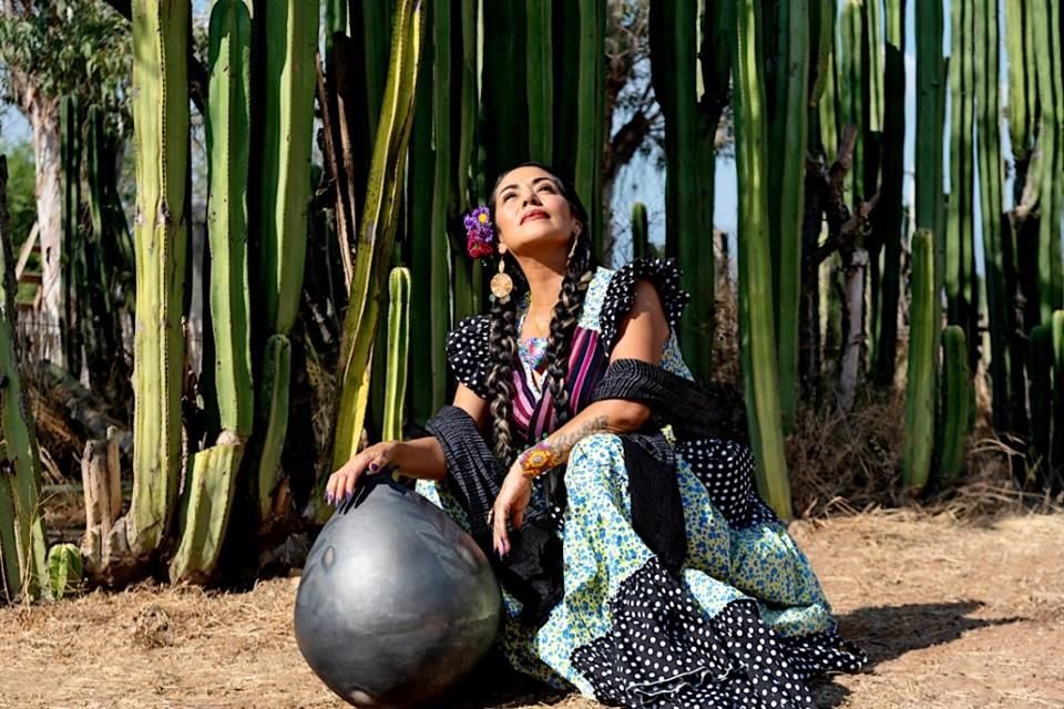 Lila Downs asume la dirección de su espectáculo tras la muerte de su esposo, celebrando el Día de Muertos con autenticidad y tradición.