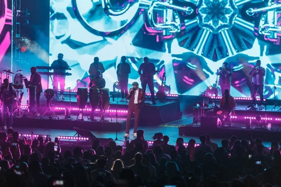 Juan Luis Guerra hizo vibrar el Auditorio Telmex con sus más grandes éxitos.