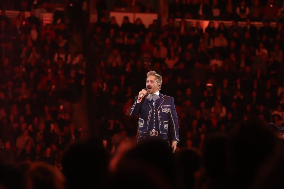 Alejandro Fernández rindió homenaje a su padre, Vicente Fernández, en un emotivo concierto en la Plaza de Toros, con 45 mil asistentes.