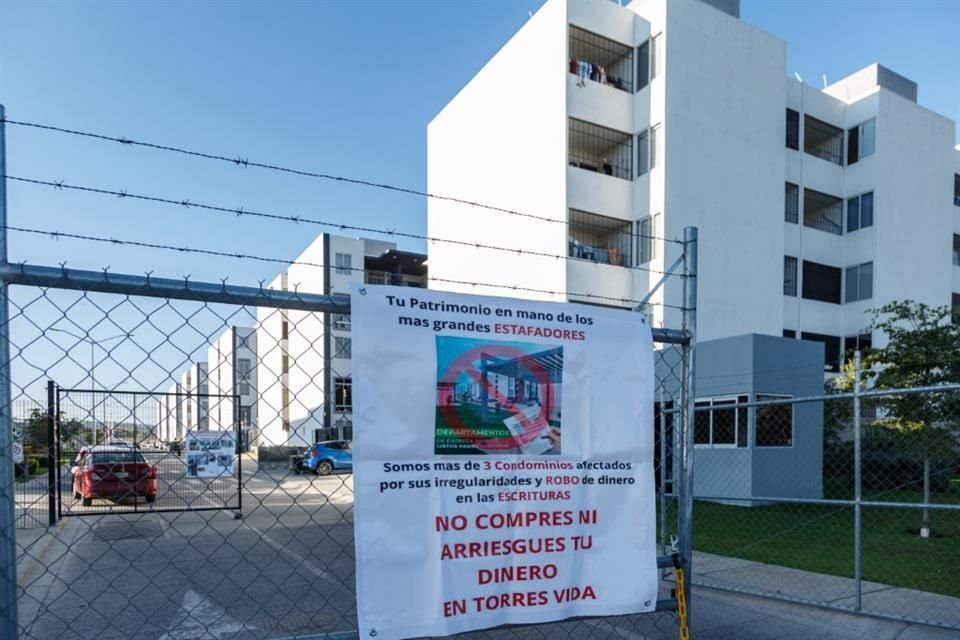 Habitantes del condominio Torres Vita, en Tonalá, se sienten estafados, pues no han recibido las escrituras de sus departamentos, por lo que realizaron una protesta.
