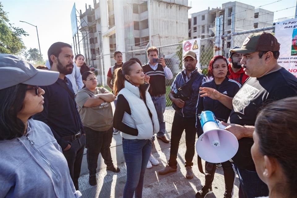 Habitantes del condominio Torres Vita, en Tonalá, se sienten estafados, pues no han recibido las escrituras de sus departamentos, por lo que realizaron una protesta.