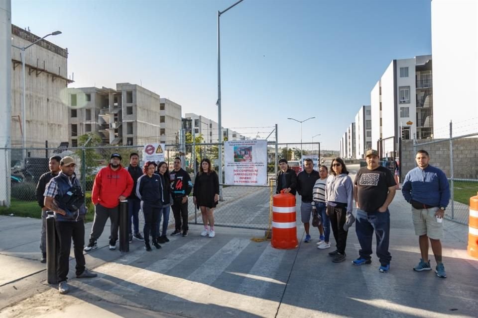 Habitantes del condominio Torres Vita, en Tonalá, se sienten estafados, pues no han recibido las escrituras de sus departamentos, por lo que realizaron una protesta.