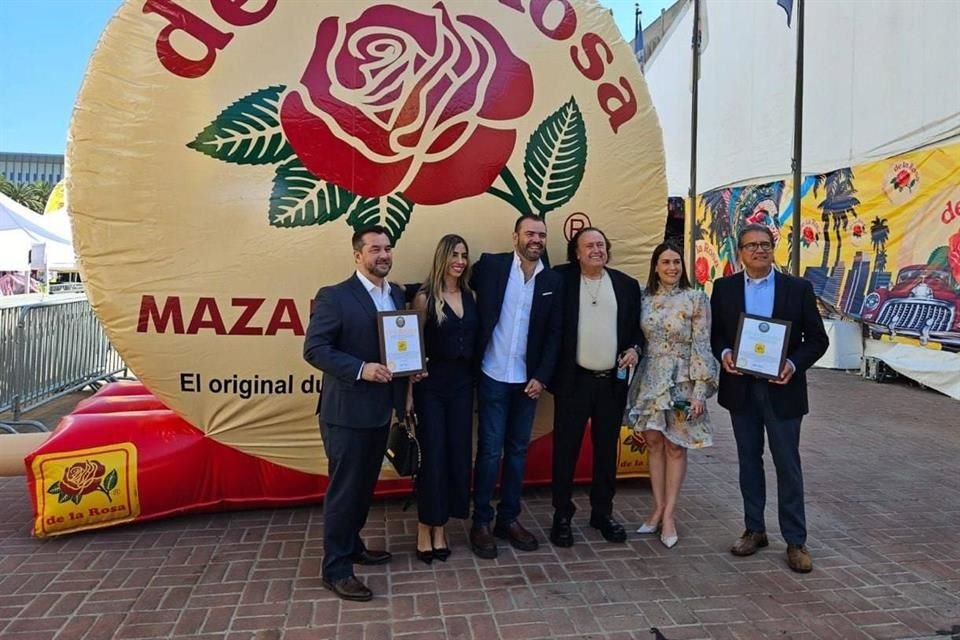 La empresa mexicana Dulces de la Rosa batió esta mañana su propio récord mundial al crear el mazapán más grande del mundo.