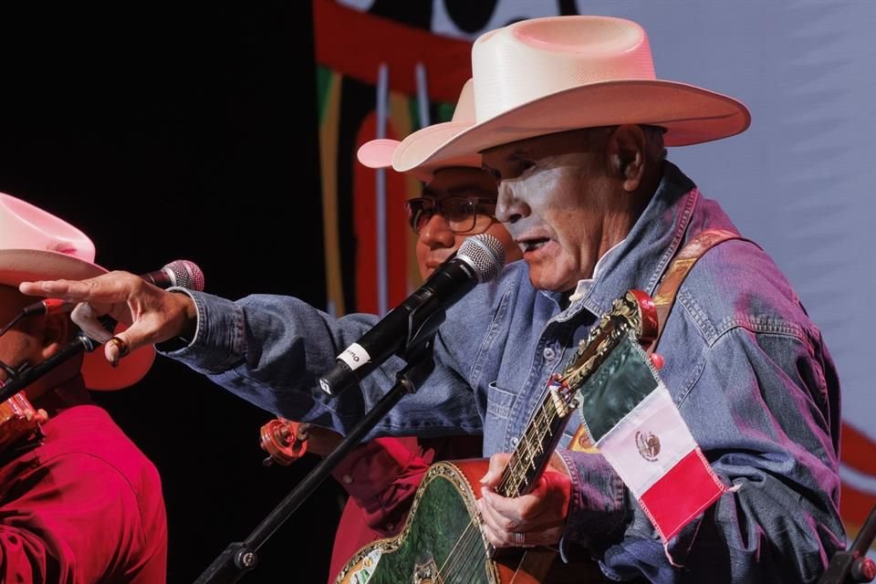 El poeta y guitarrero Guillermo Velázquez tiró algunas 'calacas' dirigidas a Claudia Sheinbaum, AMLO y hasta el Poder Judicial.