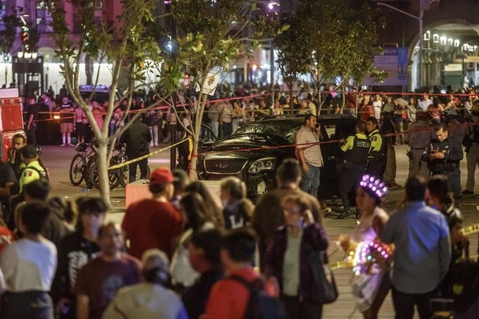 Videos de seguridad captaron el momento en que un conductor invade la zona peatonal, los reportes indicaron que se trató de un presunto ladrón.