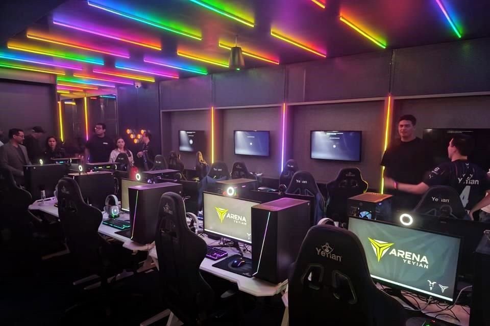 La Arena Yeyian, en el Estadio AKRON, tiene espacio para 10 computadoras, 5 consolas, un escenario para streaming y un área Mobile.