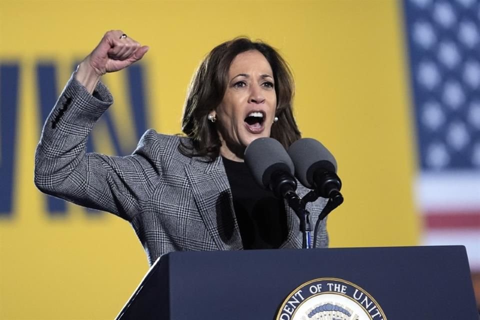 La candidata presidencial demócrata y Vicepresidenta, Kamala Harris, habla en un evento de campaña en Burns Park, el 28 de octubre de 2024, en Ann Arbor, Michigan.