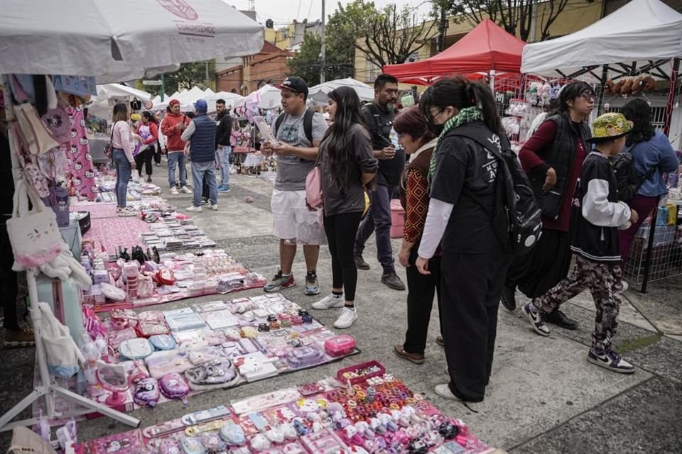 En redes sociales abundan los videos de personas maravilladas al visitar un mercado callejero o tianguis dedicado a Hello Kitty.