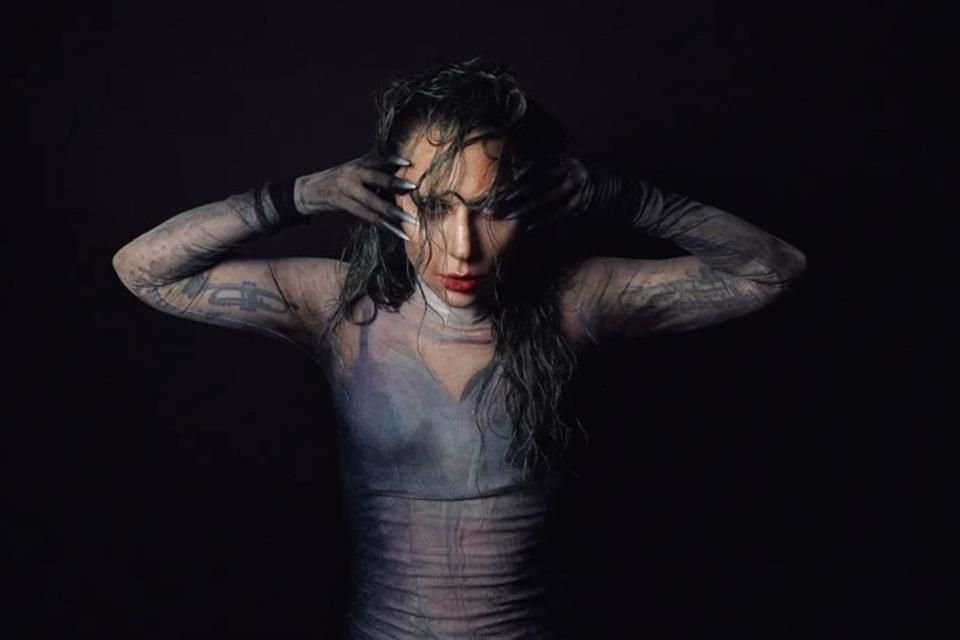 En su nuevo videoclip, 'Disease', Lady Gaga personifica sus miedos en escenas llenas de simbolismo introspectivo y terror psicológico.