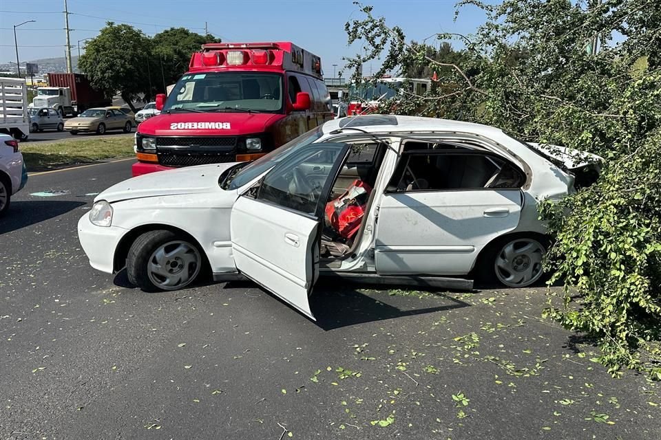 De acuerdo con Protección Civil y Bomberos de Tlaquepaque, por razones aún no aclaradas, la madre del niño perdió el control de su vehículo, chocó con un árbol y luego cayó en los carriles contrarios.