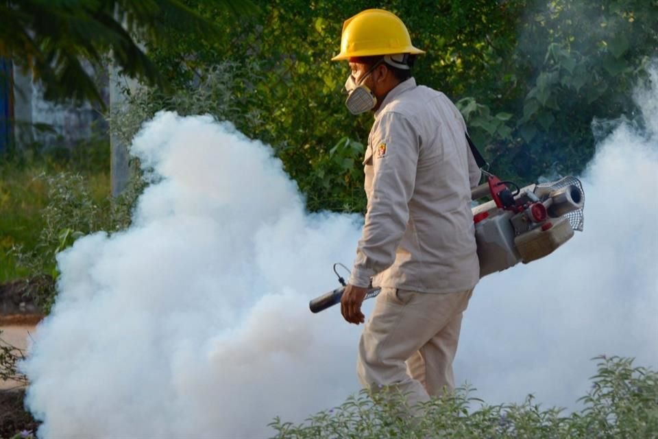 Ante la afluencia de visitantes a los cementerios por el Día de Muertos, la Secretaría de Salud Jalisco reforzó las acciones para eliminar tanto criaderos y mosco transmisor del dengue.