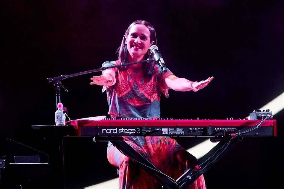 Julieta Venegas emocionó a los tapatíos durante su presentación en las Fiestas de Octubre 2024 al dejar constancia de su versatilidad.