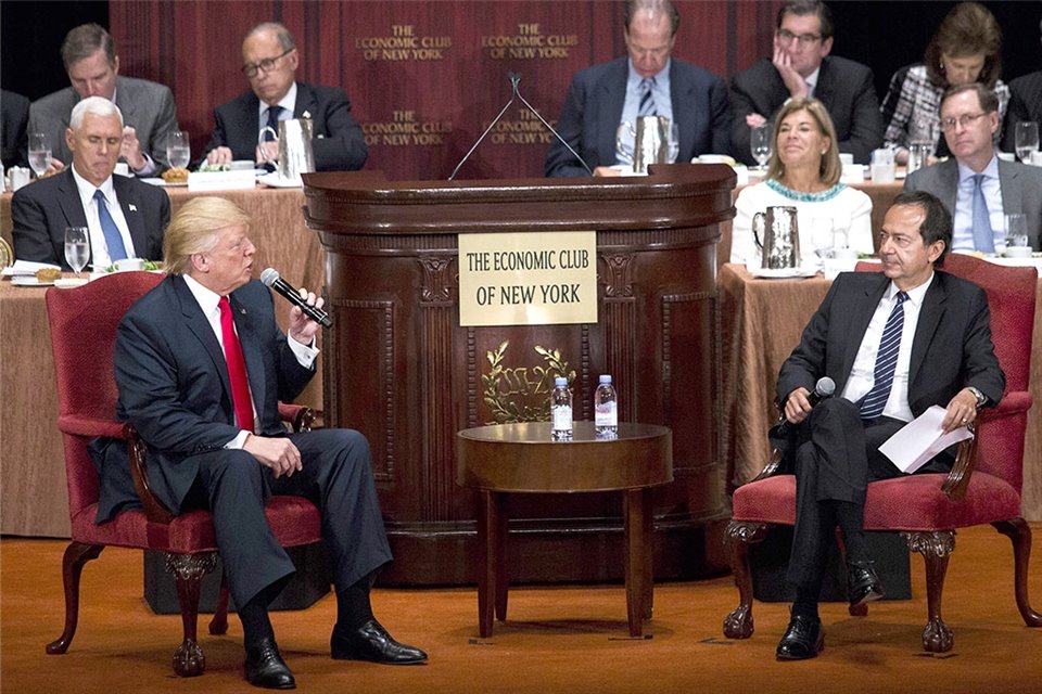 El inversionista John Paulson con Donald Trump en una sesión del Club Económico de Nueva York.