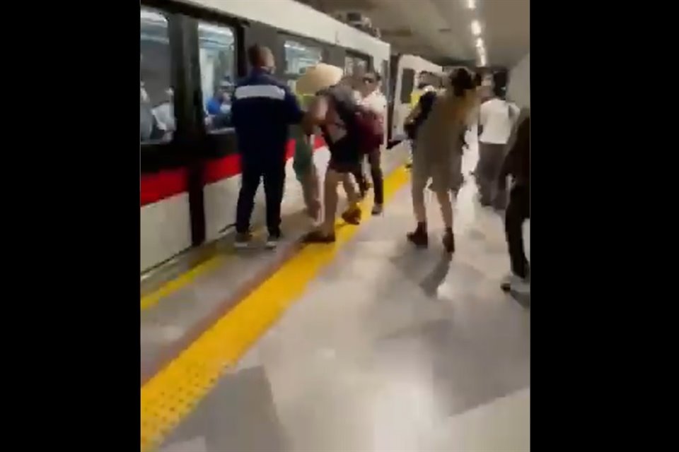 Un hombre con un menor de edad se hizo de empujones con un usuario que se negó a usar cubrebocas.