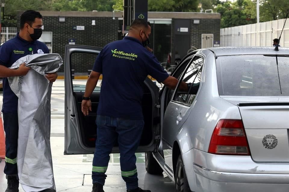 El coyotaje de hologramas de la verificación vehicular en Jalisco aumenta. Ya no es sólo en redes sociales, también en chats de vecinos.