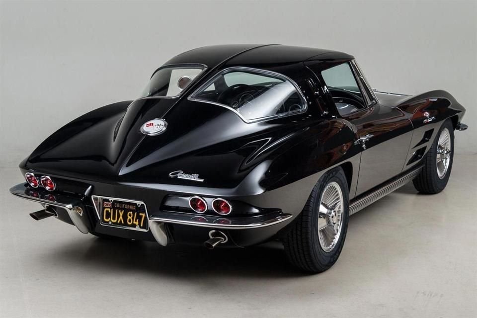 El C2, como se le conoció internamente por ser la segunda generación del Corvette, tuvo un desarrollo complejo. La primera generación había sentado unas bases pero había que decidir el siguiente paso