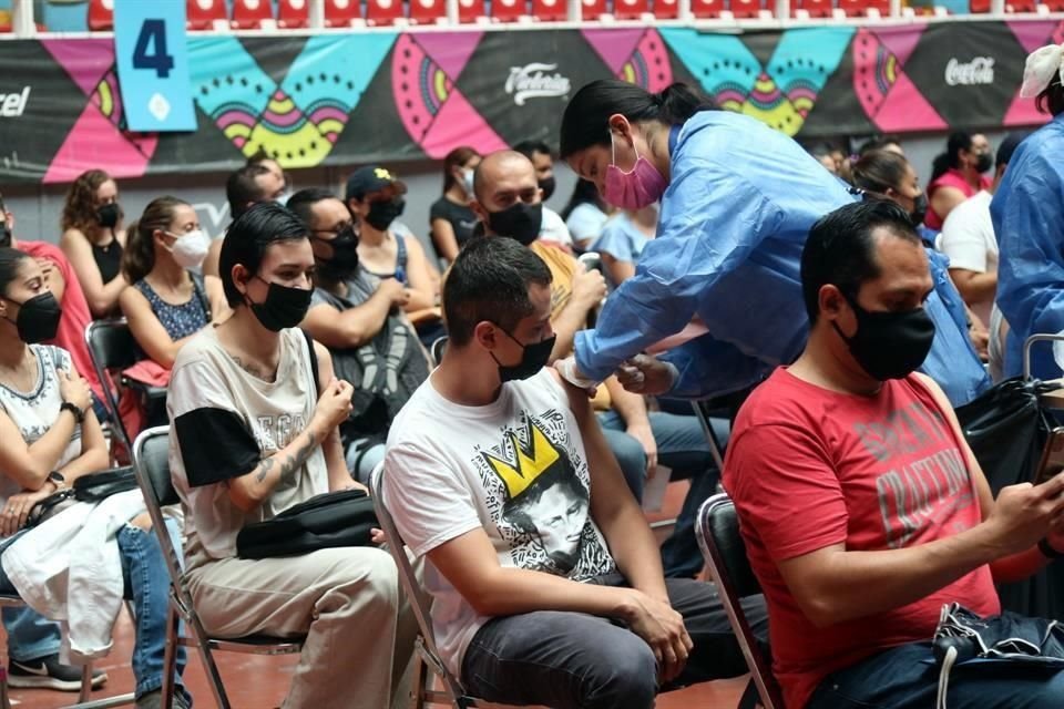 Si tienes entre 30 y 39 años y aún no sacas cita para vacunarte contra el Covid-19, tendrás que esperar, pues ya no hay lugares disponibles.