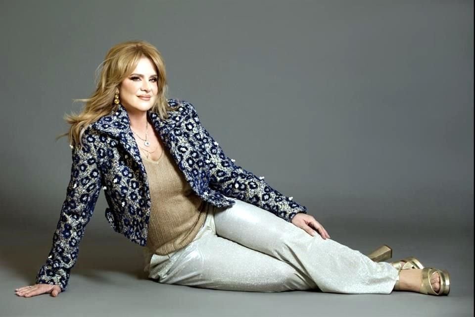 Erika Buenfil estrena hoy el tema 'Colágeno', con el que regresa a la música luego de tres décadas.
