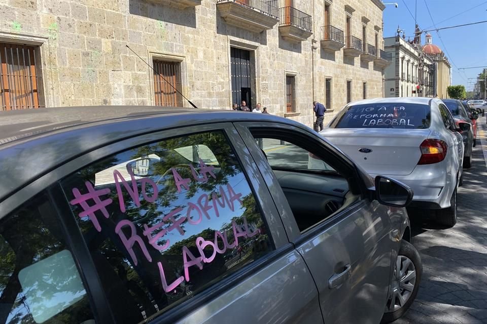 Conductores de Uber y Didi se manifestaron frente al Congreso de Jalisco contra la reforma impulsada por el Gobierno federal para regular plataformas digitales.