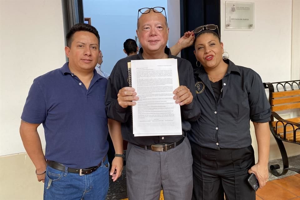 César Castillo (centro), del Consejo de Conductores de Jalisco que concentra a choferes de Uber y Didi.