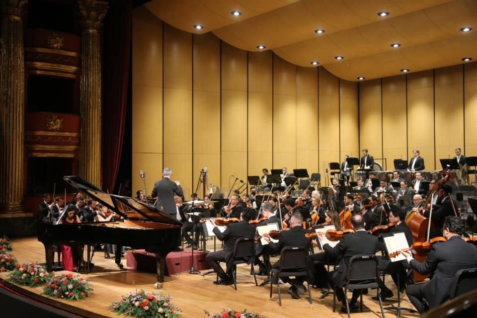 Tercer programa de la temporada de la Orquesta Filarmónica de Jalisco, bajo la dirección de José Luis Castillo y con la pianista Claudia Corona.