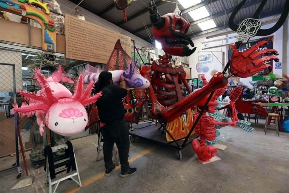 PARA APERTURA. Un ajolote del Taller de Plástica El Volador encabezará el Gran Desfile de Día de Muertos.