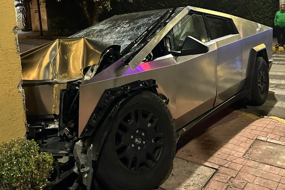 El conductor de una Tesla Cybertruck impactó contra una vivienda de la Colonia San Miguel Chapultepec, en la Alcaldía Miguel Hidalgo.