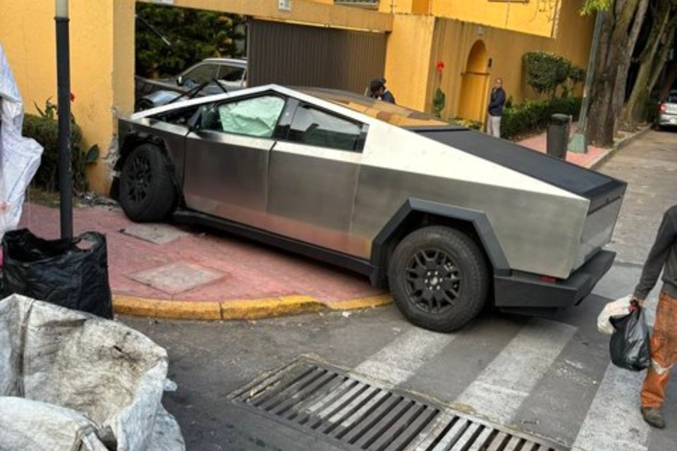 Así quedó una Tesla Cybertruck que se impactó en una casa en la Miguel Hidalgo.