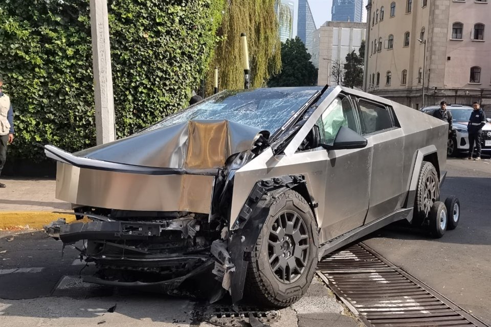 La camioneta Tesla Cybertruck derribó un zaguán. 