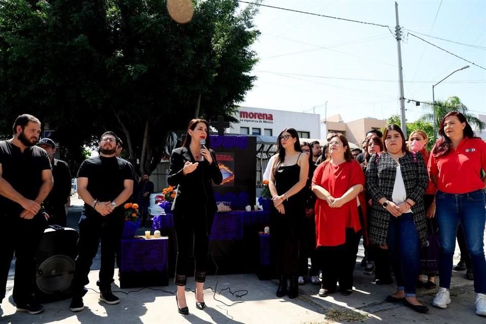 Laura Haro, presidenta del Comité Directivo Estatal del PRI Jalisco, colocó un altar de muertos afuera de la sede de Morena Jalisco.