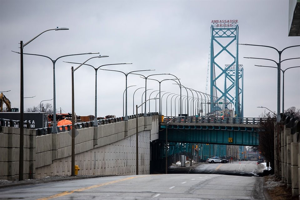 Unos 320 millones de dólares en bienes al día se abren paso en el Puente Ambassador, de Windsor, Canadá.