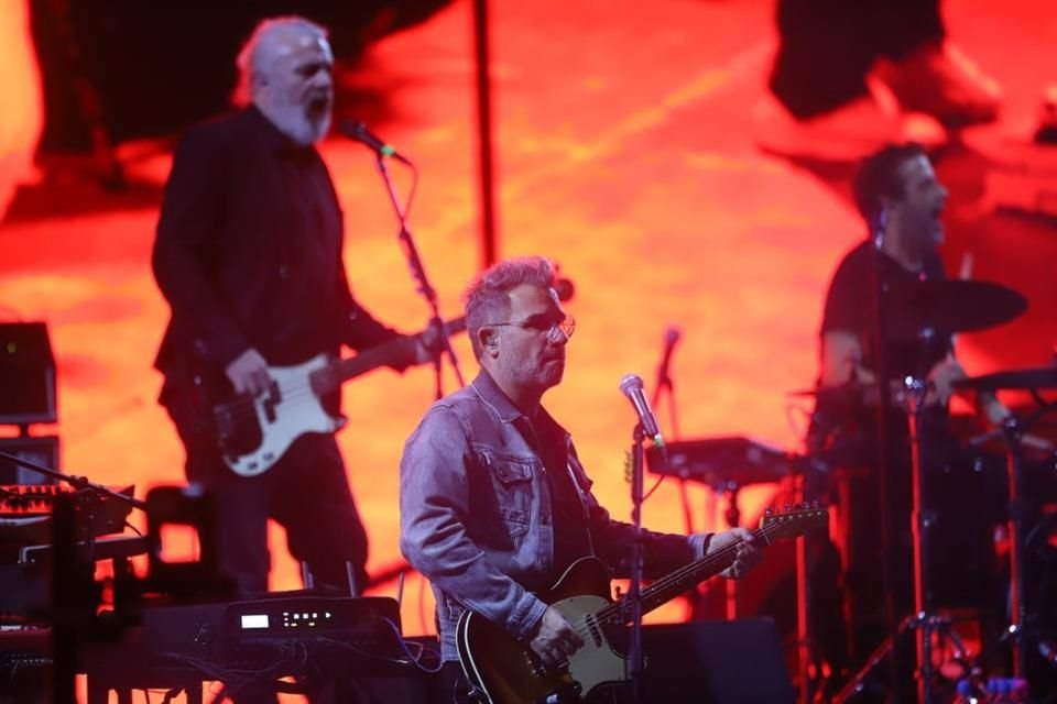 Love of Lesbian inicia su gira en México con un espectacular concierto en el Foro Principal de las Fiestas de Octubre.