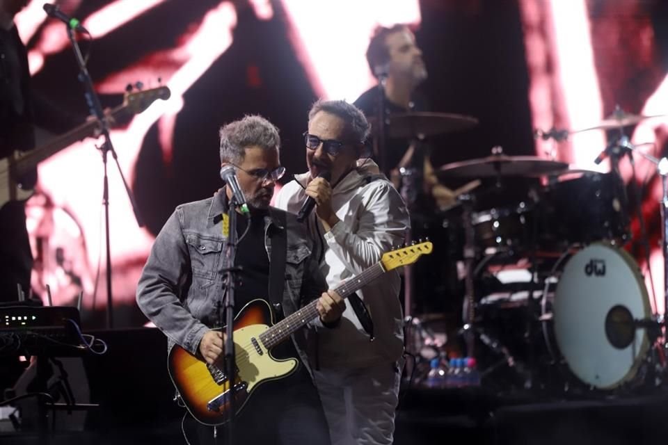 Love of Lesbian inicia su gira en México con un espectacular concierto en el Foro Principal de las Fiestas de Octubre.